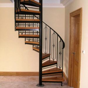 Винтовая металлическая лестница - компактный, надежный вариант для вашего дома